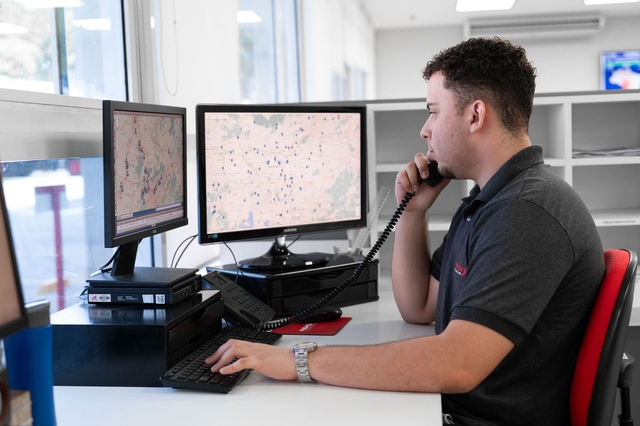 Imagem de duas pessoas monitorando câmeras de segurança